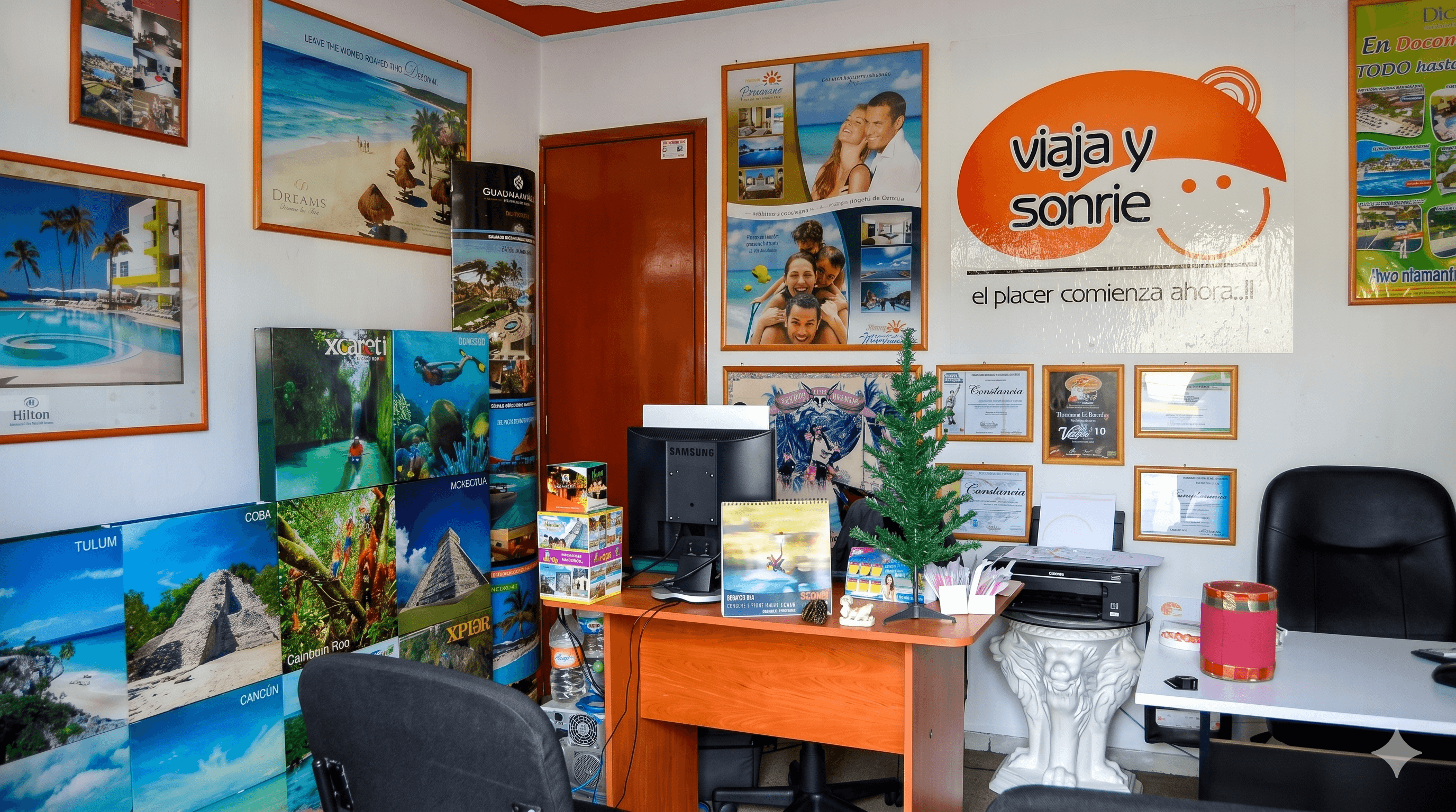Interior de la oficina de Viaja y Sonríe, agencia de viajes con asesoría personalizada.